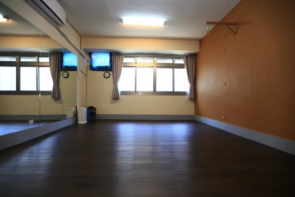 台中JI健身工作室有氧教室，室內鋪設木地板，配置藍芽音響與完整教學輔具
