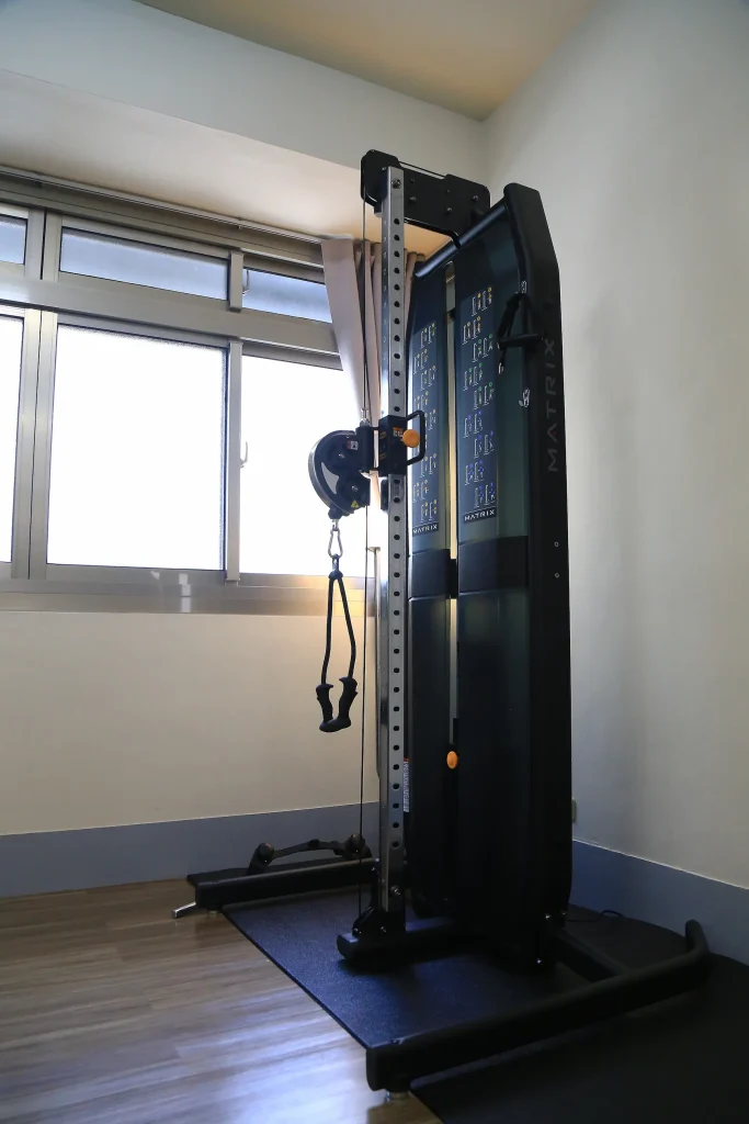台中JI健身工作室內的 MATRIX 多功能滑輪訓練機與TRX 原廠懸吊系統